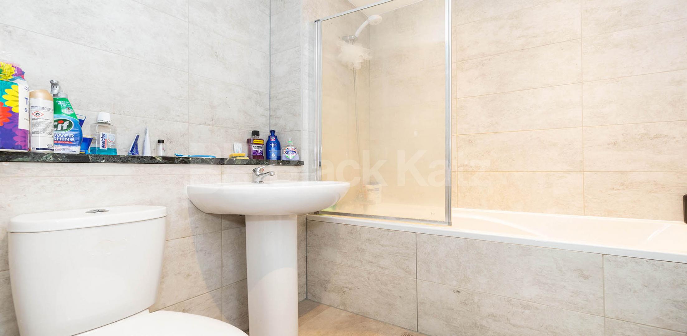 			4 DOUBLE AND TWO BATHROOMS!, 4 Bedroom, 2 bath, 1 reception House			 Stock Orchard Crescent, CALEDONIAN ROAD 